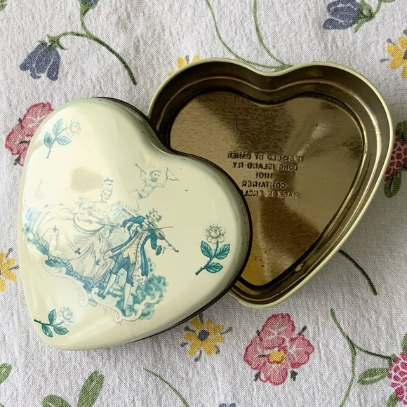 Vintage Heart Metal Tin made in England / Small Vintage Tin / Heart Keepsake Tin - Picture 3 of 16